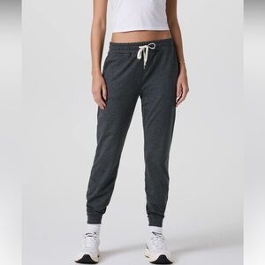 Vuori Performance Jogger in Charcoal Heather